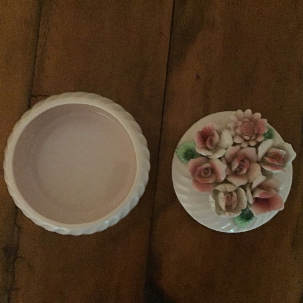 💕2/$20 Vintage Porcelain Trinket Box - Picture 2 of 3